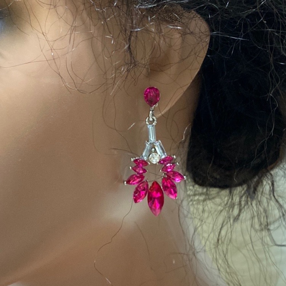 🌹3/$15 Sassy Pink Rhinestone Dangle Earrings